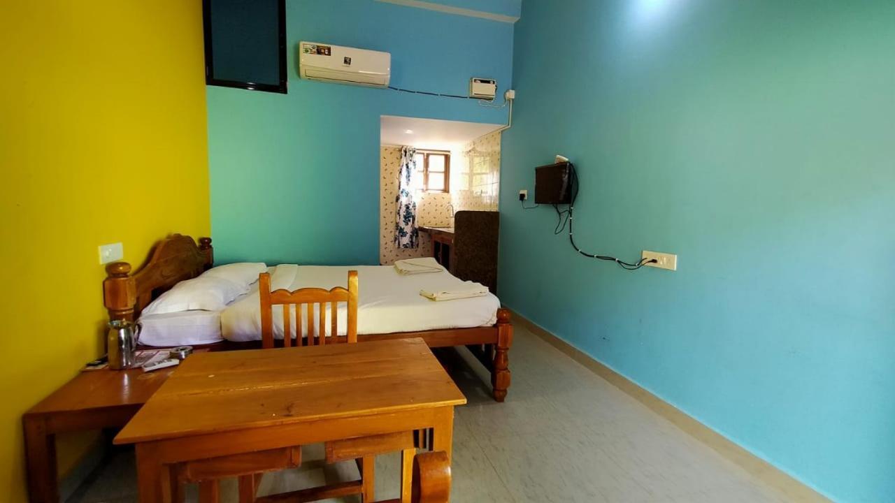 Shrushthee Guest House Vagator Exteriör bild